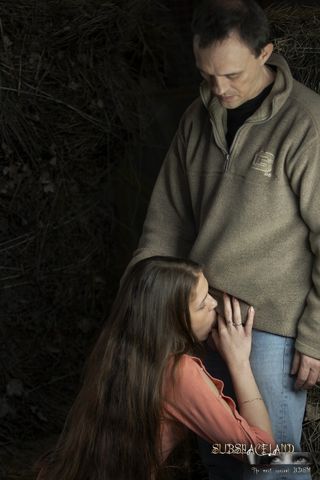 Красотки на природе втроем ублажают длинный член хозяина в зеленой кофте