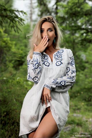 Блондинка на природе фотографируется голышом и возбуждается