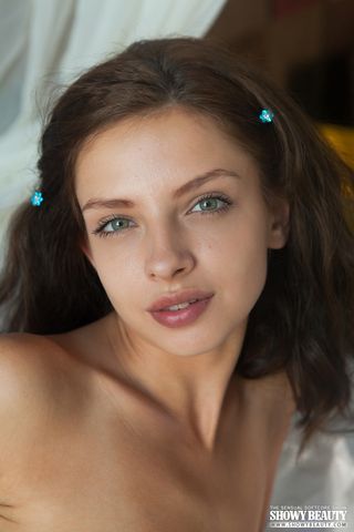 Натурщица на кровати художника показала во все красе влагалище и анус